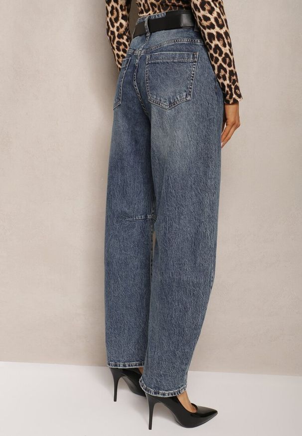 Renee - Niebieskie Bawełniane Jeansy Boyfriend High Waist Ozdobione Paskiem Elvittia. Okazja: na co dzień. Stan: podwyższony. Kolor: niebieski. Wzór: aplikacja. Styl: elegancki, casual