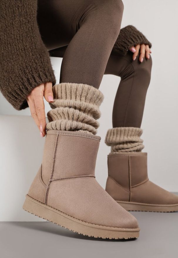 Renee - Ciemnobeżowe Śniegowce z Przeszyciami po Bokach Retena. Kolor: beżowy. Materiał: jeans