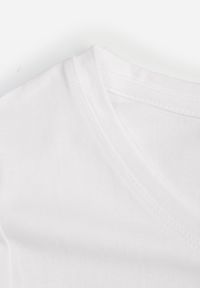 Born2be - Biały T-shirt Gathanthei. Okazja: do domu, na co dzień. Kolor: biały. Materiał: jeans, bawełna, dresówka, dzianina. Długość rękawa: krótki rękaw. Długość: krótkie. Wzór: gładki. Styl: sportowy, klasyczny, casual #7