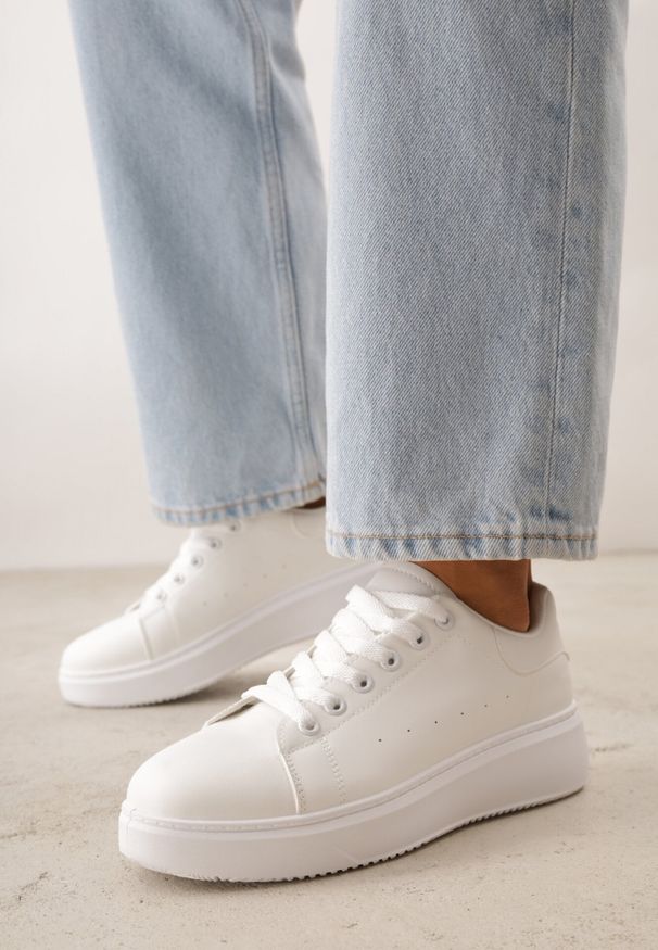 Born2be - Białe Sznurowane Sneakersy o Klasycznym Fasonie na Grubej Podeszwie Cataria. Okazja: na co dzień, na spotkanie biznesowe. Zapięcie: sznurówki. Kolor: biały. Materiał: jeans, bawełna