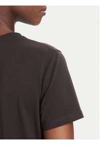 Guess T-Shirt V4YI09 J1314 Brązowy ciemny Regular Fit. Kolor: brązowy. Materiał: bawełna #4