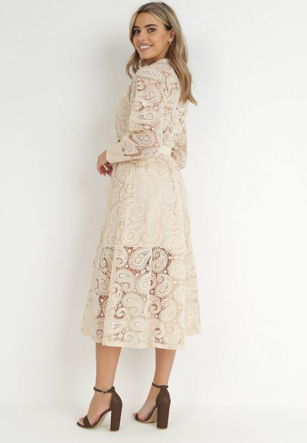 Born2be - Jasnobeżowa Sukienka Eudoreia. Typ kołnierza: kołnierzyk stójkowy. Kolor: beżowy. Wzór: ażurowy, aplikacja. Typ sukienki: rozkloszowane. Materiał: bawełna, materiał, koronka. Długość rękawa: długi rękaw. Sezon: lato. Styl: elegancki, boho. Długość: midi