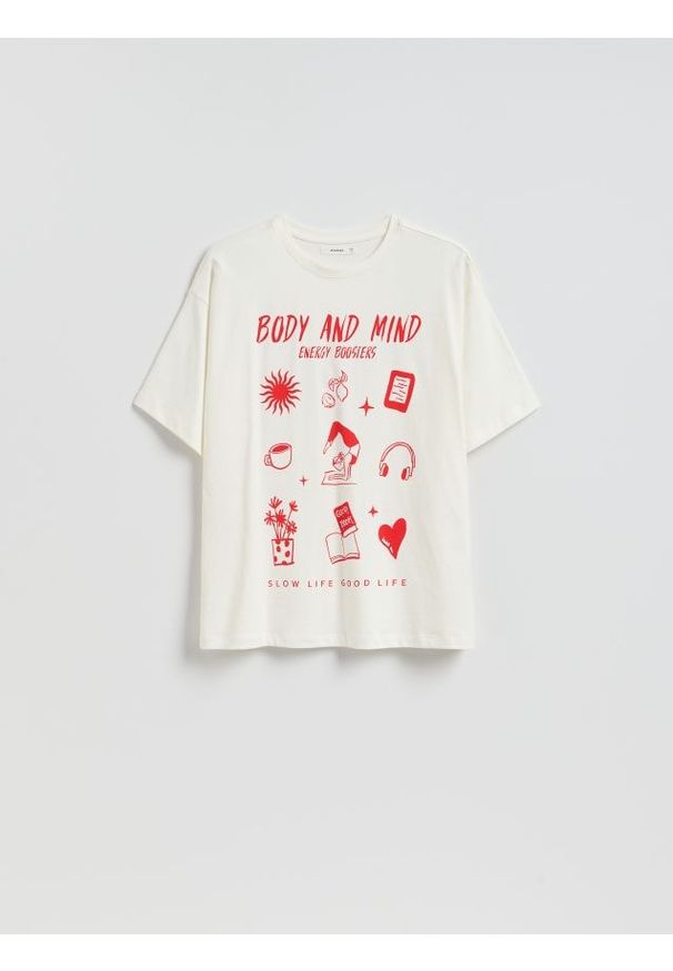 Reserved - Luźny t-shirt z nadrukiem - złamana biel. Materiał: dzianina, bawełna. Wzór: nadruk