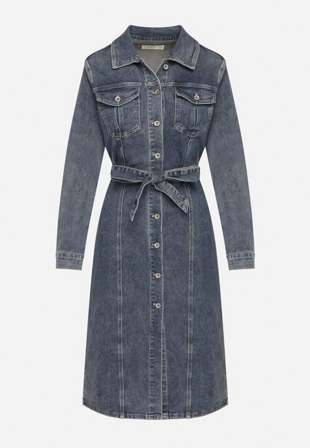 Born2be - Niebieska Jeansowa Sukienka z Wiązanym Paskiem i Guzikami Allirwen. Okazja: na co dzień. Kolor: niebieski. Materiał: jeans. Długość rękawa: długi rękaw. Typ sukienki: koszulowe. Styl: elegancki, casual