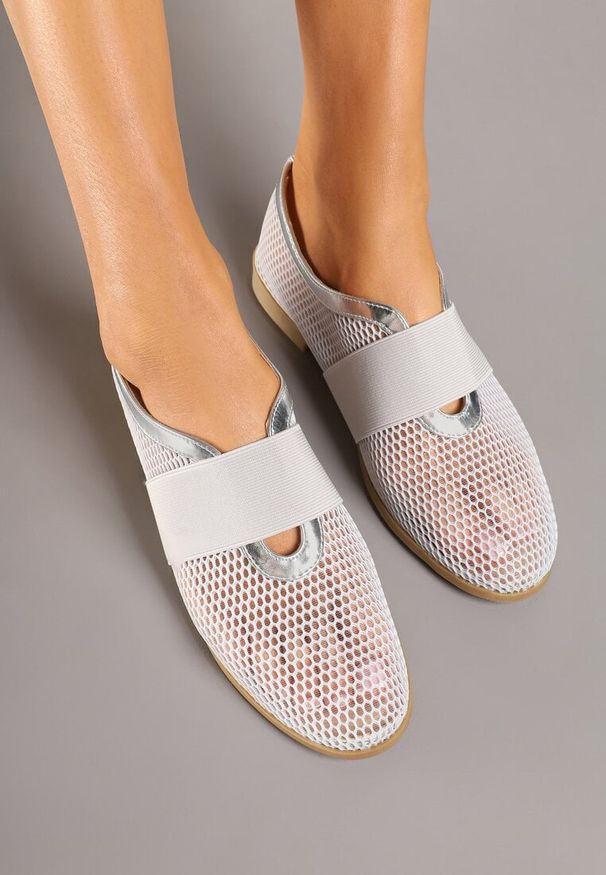 Renee - Srebrne Siateczkowe Balerinki Ozdobione Elastycznym Paskiem Selesi. Okazja: na co dzień. Zapięcie: pasek. Kolor: srebrny. Materiał: jedwab, jeans. Wzór: aplikacja. Obcas: na płaskiej podeszwie. Styl: casual, elegancki