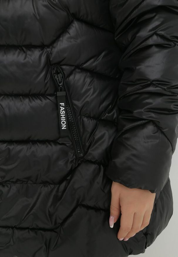 Born2be - Czarna Kurtka Pikowana z Kapturem i Futerkiem Razu. Okazja: na co dzień, na spacer. Typ kołnierza: kaptur. Kolekcja: plus size. Kolor: czarny. Materiał: futro. Sezon: zima, jesień. Styl: elegancki, casual