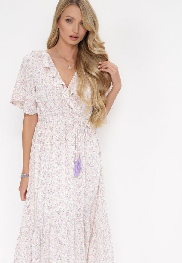 Born2be - Różowo-Jasnofioletowa Sukienka z Gumką w Pasie i Kopertowym Dekoltem z Falbankami Kyphine. Okazja: na ślub cywilny, na wesele. Typ kołnierza: kołnierz z falbankami. Kolor: fioletowy. Typ sukienki: kopertowe