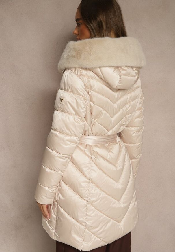 Renee - Beżowa Kurtka z Pikowanym Przeszyciami Wiązanym Paskiem i Kapturem z Futrem Fenida. Kolor: beżowy. Materiał: futro. Styl: elegancki