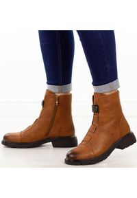 Camelowe botki damskie M.Daszyński 2501-9. Okazja: na co dzień. Nosek buta: okrągły. Zapięcie: zamek. Materiał: skóra. Wzór: aplikacja. Sezon: zima, jesień. Obcas: na obcasie. Styl: elegancki, casual #1