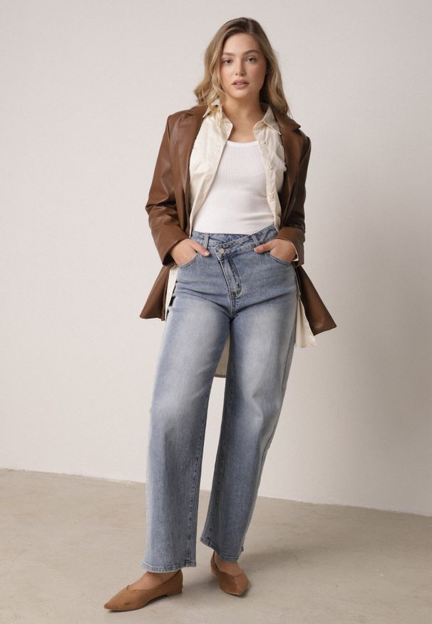 Born2be - Niebieskie Bawełniane Jeansy Balloon z Asymetrycznym Zapięciem i Wysokim Stanem Evile. Okazja: na co dzień. Stan: podwyższony. Kolor: niebieski. Styl: casual, elegancki