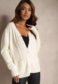 Renee - Jasnobeżowy Kardigan z Dodatkiem Bawełny Ozdobiony Tłoczeniami i Kieszeniami Mavalin. Okazja: na co dzień. Kolor: beżowy. Materiał: bawełna. Długość rękawa: długi rękaw. Długość: długie. Wzór: aplikacja. Styl: casual, elegancki #4