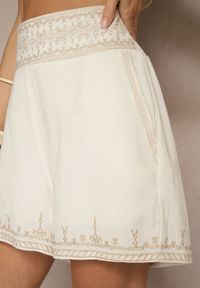 Renee - Jasnobeżowe Szorty High Waist z Bawełny z Ozdobnym Haftem Korimizza. Okazja: na co dzień, na imprezę, na spacer. Stan: podwyższony. Kolor: beżowy. Materiał: bawełna. Wzór: haft. Sezon: lato. Styl: elegancki, casual #4