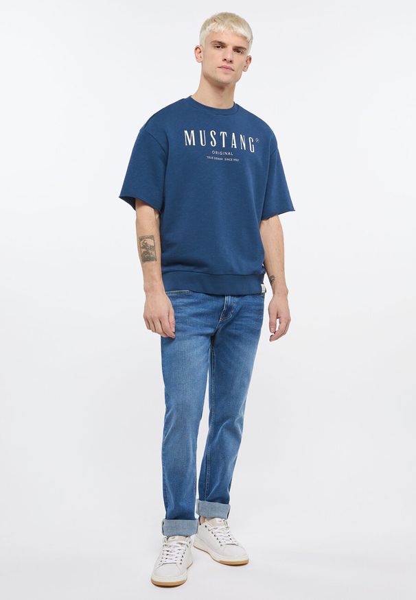 Mustang - MUSTANG BEN CREWNECK SSLEEVE MĘSKA BLUZA Z KRÓTKIM RĘKAWEM INSIGNIA BLUE 1013870 5230. Długość rękawa: krótki rękaw. Długość: krótkie