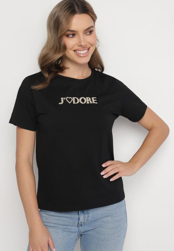 Born2be - Czarny Bawełniany T-shirt Ozdobiony Napisem Nalaviraen. Okazja: na spacer, na co dzień, na randkę. Kolor: czarny. Materiał: bawełna. Wzór: aplikacja, napisy. Styl: casual, elegancki