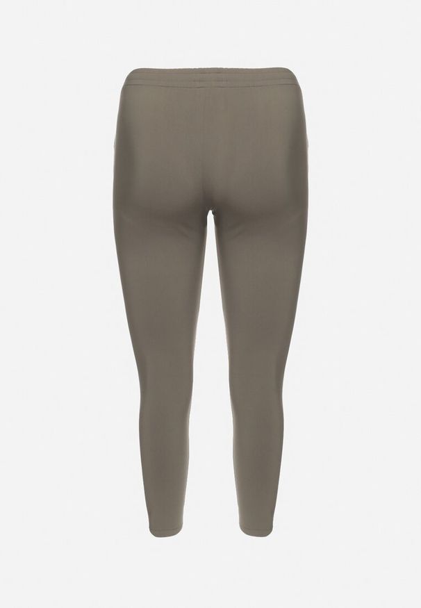 Born2be - Ciemnozielone Spodnie z Nogawkami 7/8 i Kieszeniami Gavotta. Okazja: na co dzień. Kolekcja: plus size. Kolor: zielony. Materiał: satyna. Styl: elegancki, casual