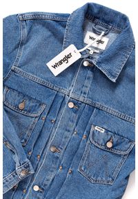 Wrangler - KURTKA JEANSOWA WRANGLER RETRO JACKET KABEL BLUE W442ER19K. Kolor: niebieski. Materiał: jeans. Wzór: nadruk. Styl: retro #5