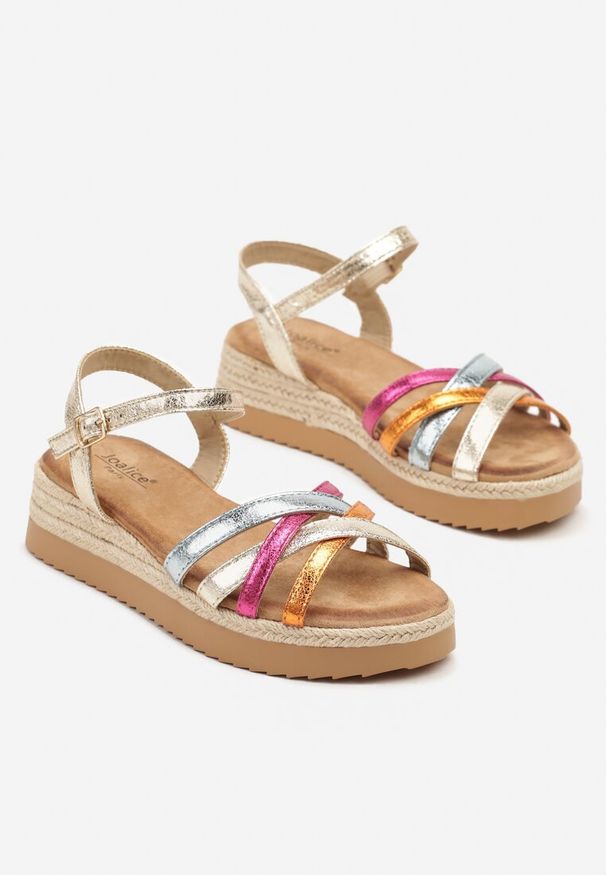 Born2be - Złoto-Różowe Sandały na Plecionej Podeszwie w Stylu Boho Lianoria. Okazja: na co dzień, na spacer. Zapięcie: sprzączka. Kolor: złoty. Wzór: aplikacja. Sezon: lato. Obcas: na koturnie. Styl: boho