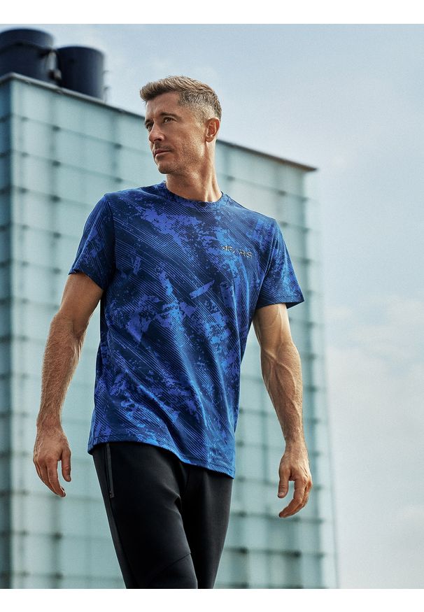 4f - 4F T-shirt regular z nadrukiem męski 4F x Robert Lewandowski - granatowy S. Okazja: na co dzień. Kolor: niebieski. Materiał: bawełna, materiał. Wzór: nadruk. Styl: casual, sportowy