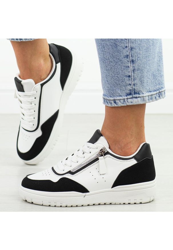 Biało czarne sportowe buty damskie McBraun 23233. Kolor: biały. Materiał: skóra. Szerokość cholewki: normalna. Wzór: kolorowy. Sezon: wiosna, lato. Obcas: na platformie. Sport: turystyka piesza, fitness