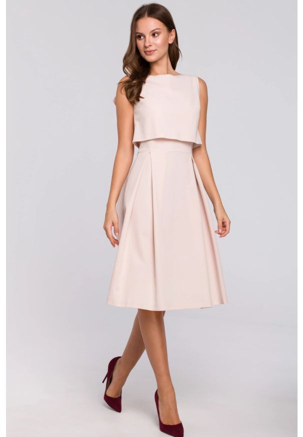 Sukienki.shop - Elegancka rozkloszowana sukienka z dekoltem na plecach beż. Okazja: do pracy. Kolor: beżowy. Styl: elegancki. Długość: midi