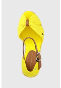 TOMMY HILFIGER - Tommy Hilfiger sandały. Zapięcie: klamry. Kolor: żółty. Materiał: materiał. Wzór: gładki. Obcas: na koturnie #5