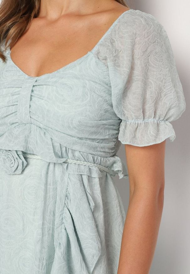 Born2be - Zielona Taliowana Sukienka z Bufiastymi Rękawami Ozdobiona Broszką i Falbanką Timadea. Kolor: zielony. Materiał: materiał. Wzór: aplikacja. Styl: elegancki