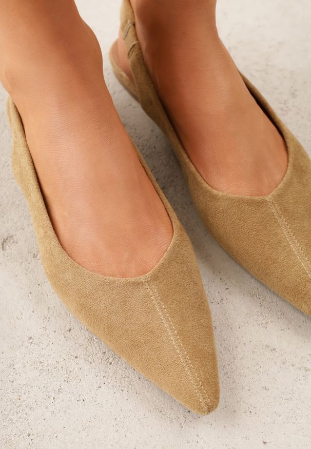 Renee - Ciemnobeżowe Balerinki Typu Slingback Diarin. Kolor: brązowy. Wzór: aplikacja, kropki. Styl: elegancki