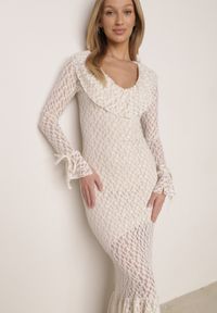 Born2be - Beżowa Koktajlowa Sukienka Koronkowa z Dekoltem V i Falbanami Frevina. Okazja: na komunię, na wesele, na ślub cywilny. Typ kołnierza: dekolt w kształcie V. Kolor: beżowy. Materiał: koronka. Wzór: koronka. Styl: wizytowy #1