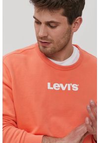 Levi's® - Levi's Bluza bawełniana męska kolor pomarańczowy z nadrukiem. Okazja: na spotkanie biznesowe, na co dzień. Kolor: pomarańczowy. Materiał: bawełna. Wzór: nadruk. Styl: casual, biznesowy #2