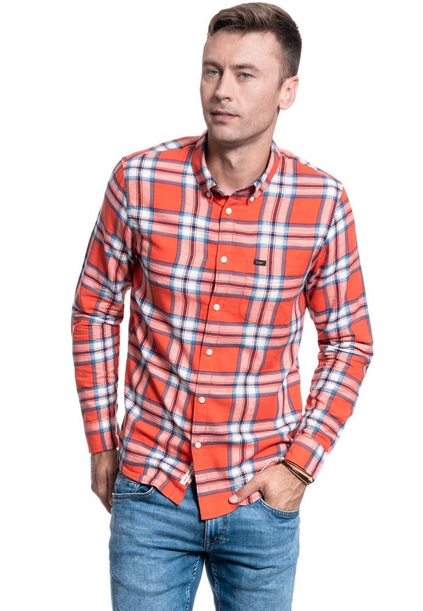 Lee - KOSZULA LEE BUTTON DOWN REGULAR LAVA RED L880ZJAF. Okazja: na co dzień. Typ kołnierza: button down. Długość rękawa: długi rękaw. Długość: długie. Styl: casual