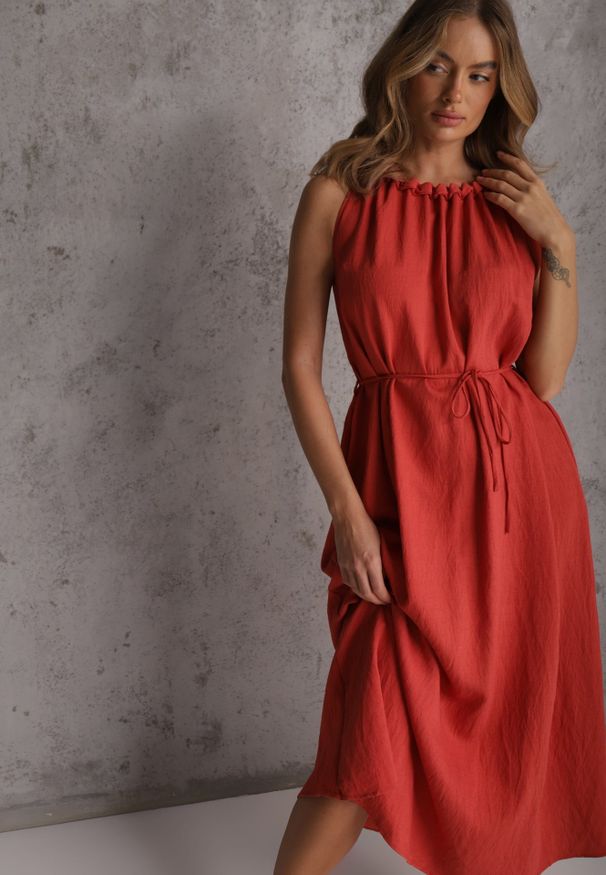 Renee - Czerwona Sukienka Bez Rękawów z Wiskozy z Ozdobnym Dekoltem i Wiązaniem w Talii Azeira. Okazja: na co dzień. Kolekcja: plus size. Kolor: czerwony. Materiał: wiskoza. Długość rękawa: bez rękawów. Typ sukienki: dla puszystych. Styl: casual