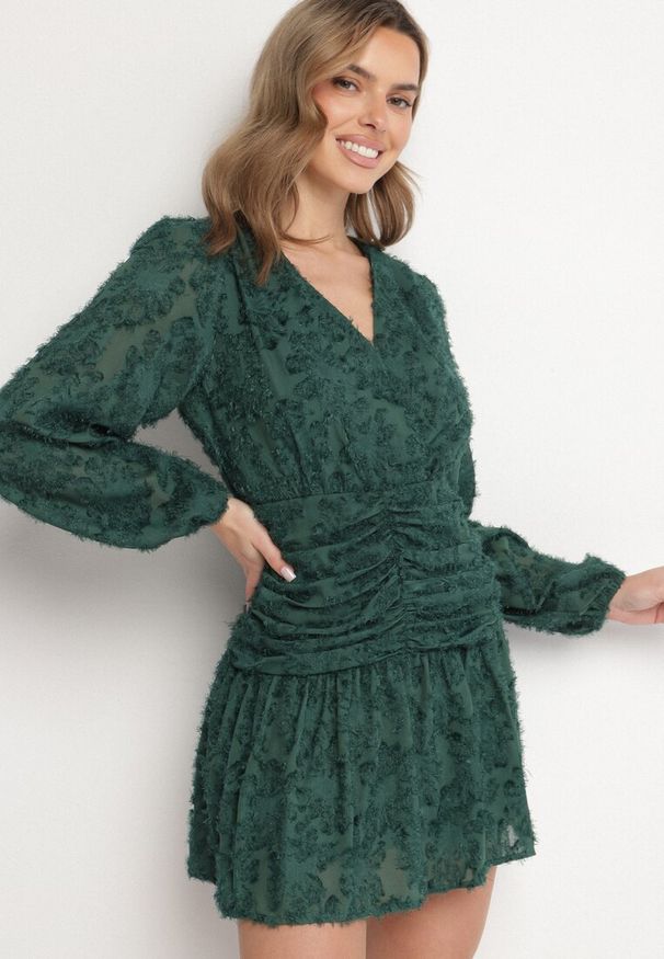 Born2be - Ciemnozielona Koronkowa Sukienka z Kopertowym Dekoltem i Marszczeniami Labisse. Okazja: na co dzień. Typ kołnierza: dekolt kopertowy. Kolor: zielony. Materiał: koronka. Typ sukienki: kopertowe. Styl: casual, klasyczny