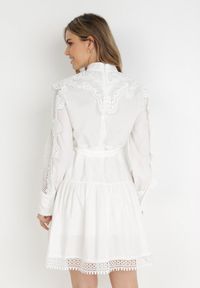 Born2be - Biała Sukienka Evenope. Kolor: biały. Materiał: materiał, koronka. Wzór: aplikacja, koronka. Styl: klasyczny. Długość: mini #2