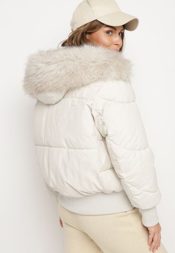 Born2be - Jasnobeżowa Pikowana Kurtka z Szerokimi Ściągaczami i Ozdobnym Futrem przy Kapturze Inandria. Okazja: na co dzień, na spotkanie biznesowe, do pracy. Kolor: beżowy. Materiał: futro. Długość rękawa: długi rękaw. Długość: długie. Styl: biznesowy, casual, elegancki, klasyczny