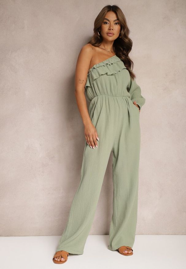 Renee - Zielony Bawełniany Kombinezon o Asymetrycznym Kroju z Gumką w Talii i Falbaną Begelia. Kolor: zielony. Materiał: bawełna. Styl: klasyczny