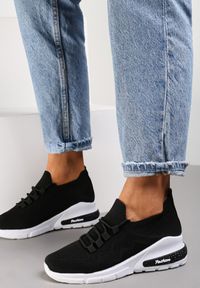 Renee - Czarne Buty Sportowe Philone. Zapięcie: bez zapięcia. Kolor: czarny. Materiał: materiał. Szerokość cholewki: normalna. Wzór: aplikacja