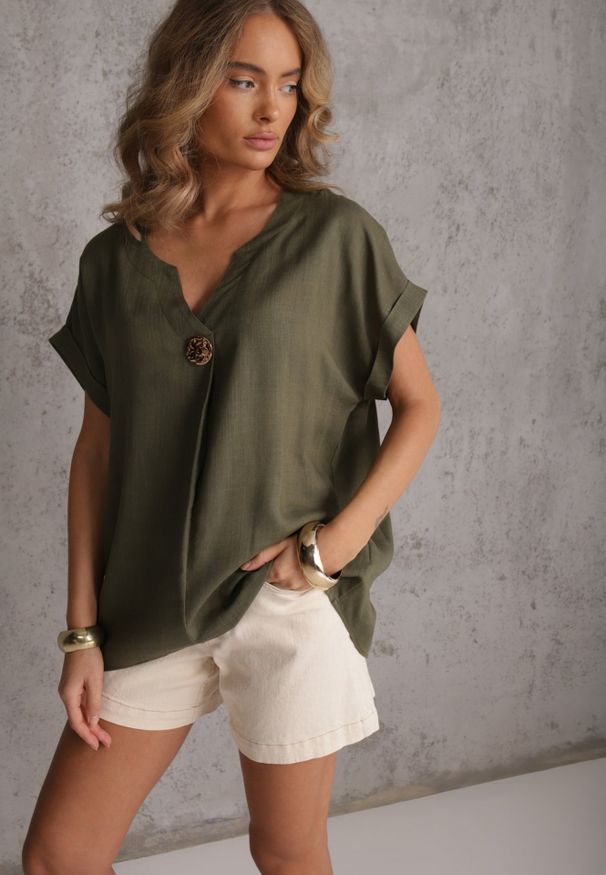 Renee - Zielona Bluzka z Lnem i Wiskozą o Nietoperzowym Kroju z Krótkim Rękawem Herira. Okazja: na co dzień. Typ kołnierza: dekolt w serek. Kolor: zielony. Długość: krótkie. Wzór: aplikacja. Materiał: wiskoza, len. Długość rękawa: krótki rękaw. Sezon: lato. Styl: casual, elegancki