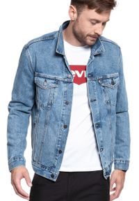 Levi's® - KURTKA JEANSOWA LEVI’S PRIDE COMMUNITY LGBTQIA+ TRUCKER JACKET 723340290. Okazja: na imprezę. Typ kołnierza: kaptur. Kolor: niebieski. Materiał: jeans. Wzór: haft, aplikacja, napisy, nadruk. Sezon: lato. Styl: klasyczny