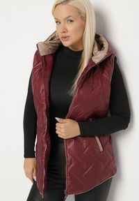 Born2be - Czerwona Pikowana Kamizelka z Odpinanym Kapturem Rilanisa. Okazja: na co dzień. Kolor: czerwony. Materiał: jeans. Styl: klasyczny, casual, elegancki #5
