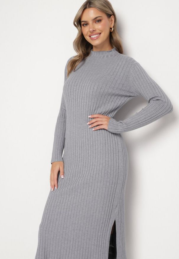 Born2be - Szara Prążkowana Sukienka z Dzianiny z Wiskozą z Rozcięciami u Dołu Ninnavia. Okazja: na spotkanie biznesowe. Kolor: szary. Materiał: prążkowany, wiskoza, dzianina. Typ sukienki: dopasowane, proste. Styl: biznesowy, klasyczny, elegancki
