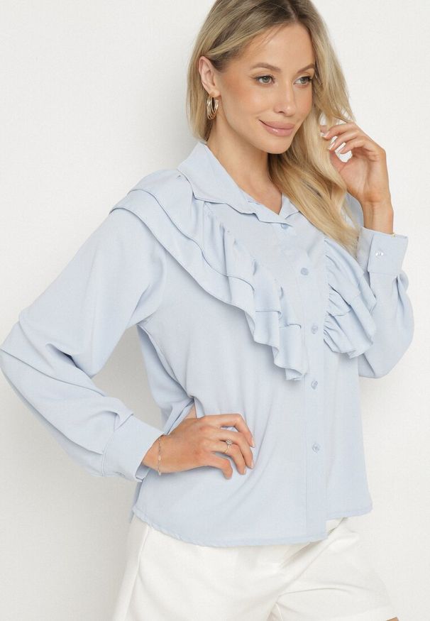 Born2be - Jasnoniebieska Koszula z Ozdobną Falbaną Cornelea. Okazja: na co dzień. Kolor: niebieski. Materiał: jeans. Styl: klasyczny, elegancki, casual