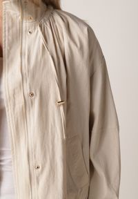 Born2be - Beżowa Przejściowa Kurtka Bombka Oversize z Bawełny i Wiskozy Effinue. Okazja: na spacer, na co dzień. Kolor: beżowy. Materiał: wiskoza, bawełna. Styl: casual #7