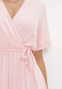 Born2be - Różowa Sukienka Plisowana Maxi z Wiązanym Paskiem Dianiza. Kolor: różowy. Materiał: materiał. Długość: maxi