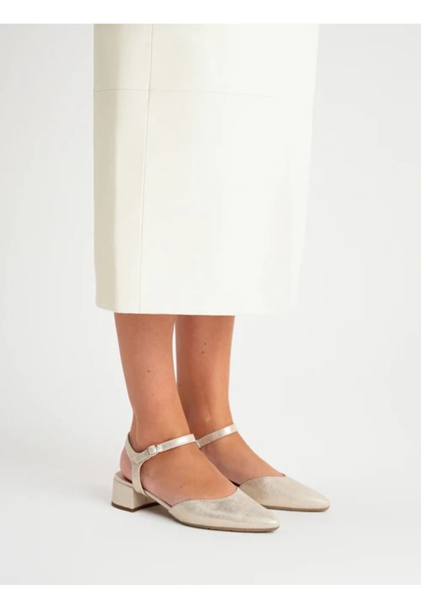 Ryłko - Platynowe czółenka z otwartą piętą. Nosek buta: otwarty. Kolor: szary. Materiał: syntetyk. Obcas: na obcasie. Styl: street. Wysokość obcasa: średni