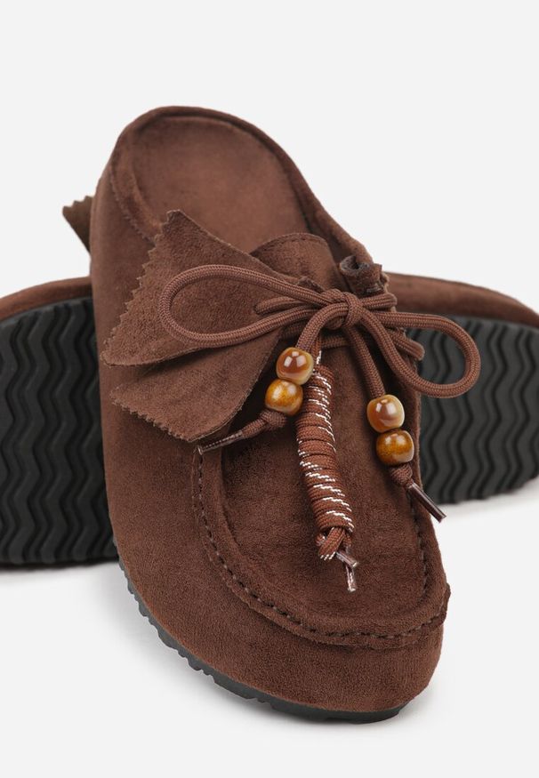 Born2be - Brązowe Klapki z Imitacji Zamszu Zdobione Koralikami i Wiązaniem Lobbie. Okazja: na spacer. Kolor: brązowy. Materiał: zamsz. Wzór: aplikacja. Styl: elegancki