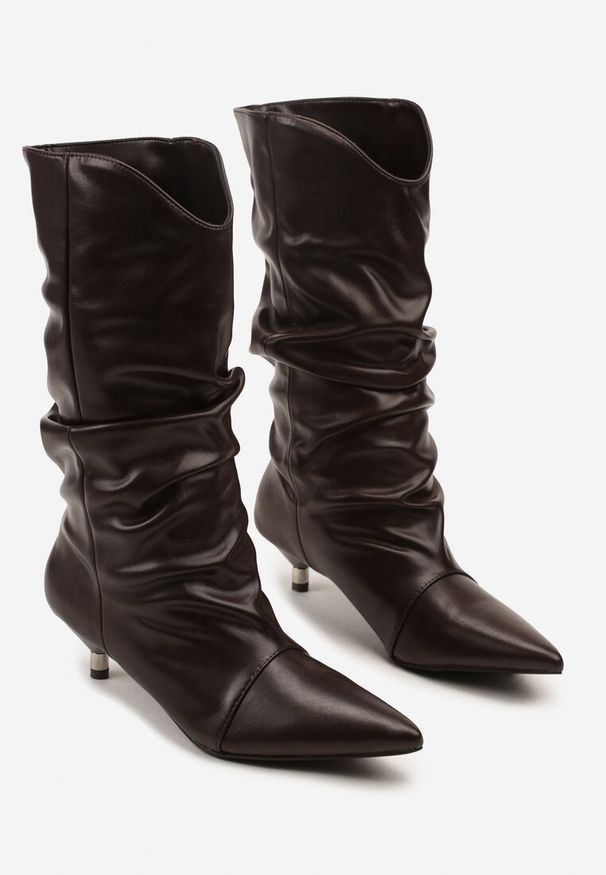 Renee - Brązowe Botki na Kaczuszce Ozdobione Marszczeniem Latovea. Okazja: na spotkanie biznesowe. Kolor: brązowy. Wzór: aplikacja. Obcas: na szpilce. Styl: biznesowy, elegancki. Wysokość obcasa: średni