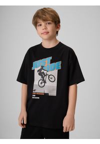 4f - 4F T-shirt loose z nadrukiem chłopięcy - czarny 158/164 (12-14 lat). Okazja: na co dzień. Kolor: czarny. Materiał: bawełna, dzianina. Wzór: nadruk. Sezon: lato. Styl: casual #1