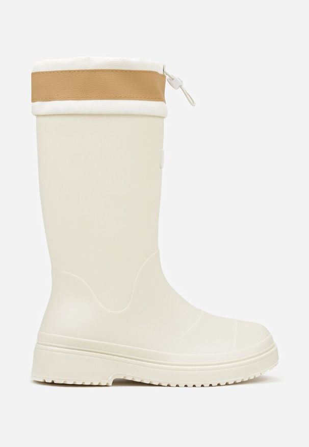 Born2be - Białe Kalosze ze Ściąganą Cholewką i Napisem Oveslia. Okazja: na co dzień. Kolor: biały. Materiał: jeans. Szerokość cholewki: normalna. Wzór: napisy. Sezon: wiosna. Styl: casual, klasyczny