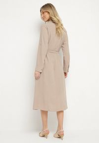 Born2be - Ciemnobeżowa Koszulowa Sukienka z Materiałowym Paskiem Vivinara. Okazja: na co dzień, na imprezę. Kolor: beżowy. Materiał: materiał. Typ sukienki: koszulowe. Styl: casual, elegancki #4