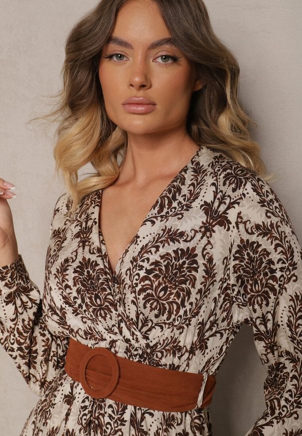 Renee - Brązowa Sukienka z Kopertowym Dekoltem z Wiskozy i Motywem Boho Ozdobiona Paskiem Rinnaria. Okazja: na co dzień. Kolor: brązowy. Materiał: wiskoza. Wzór: aplikacja. Typ sukienki: kopertowe. Styl: boho